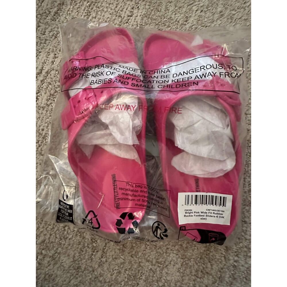PrettyLittleThing Bright Pink Wide Fit Rubber Buckle Slides Sandals Size 8 NWT - Picture 5 of 5